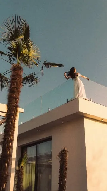 Guest on the roof of the Ohana venue