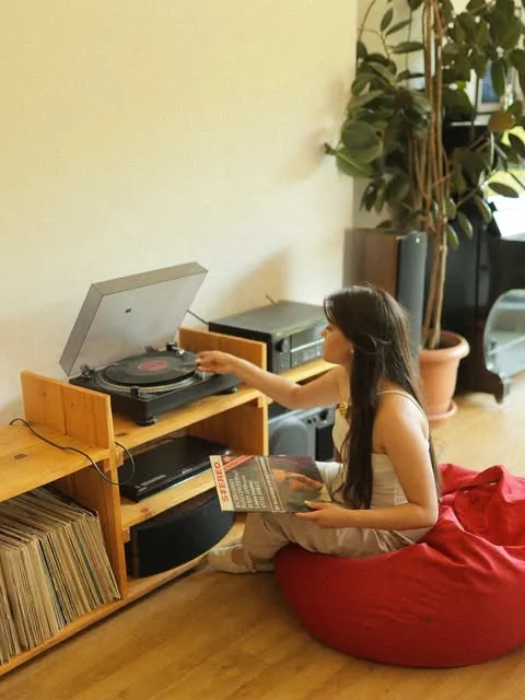 Guest listening to records at Vardeni