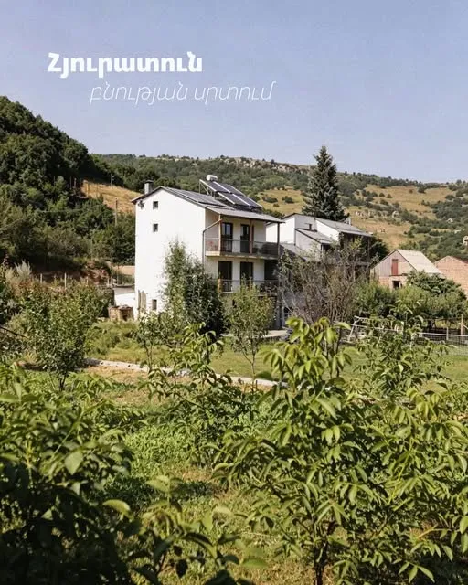 Vardeni guesthouse in its mountain landscape